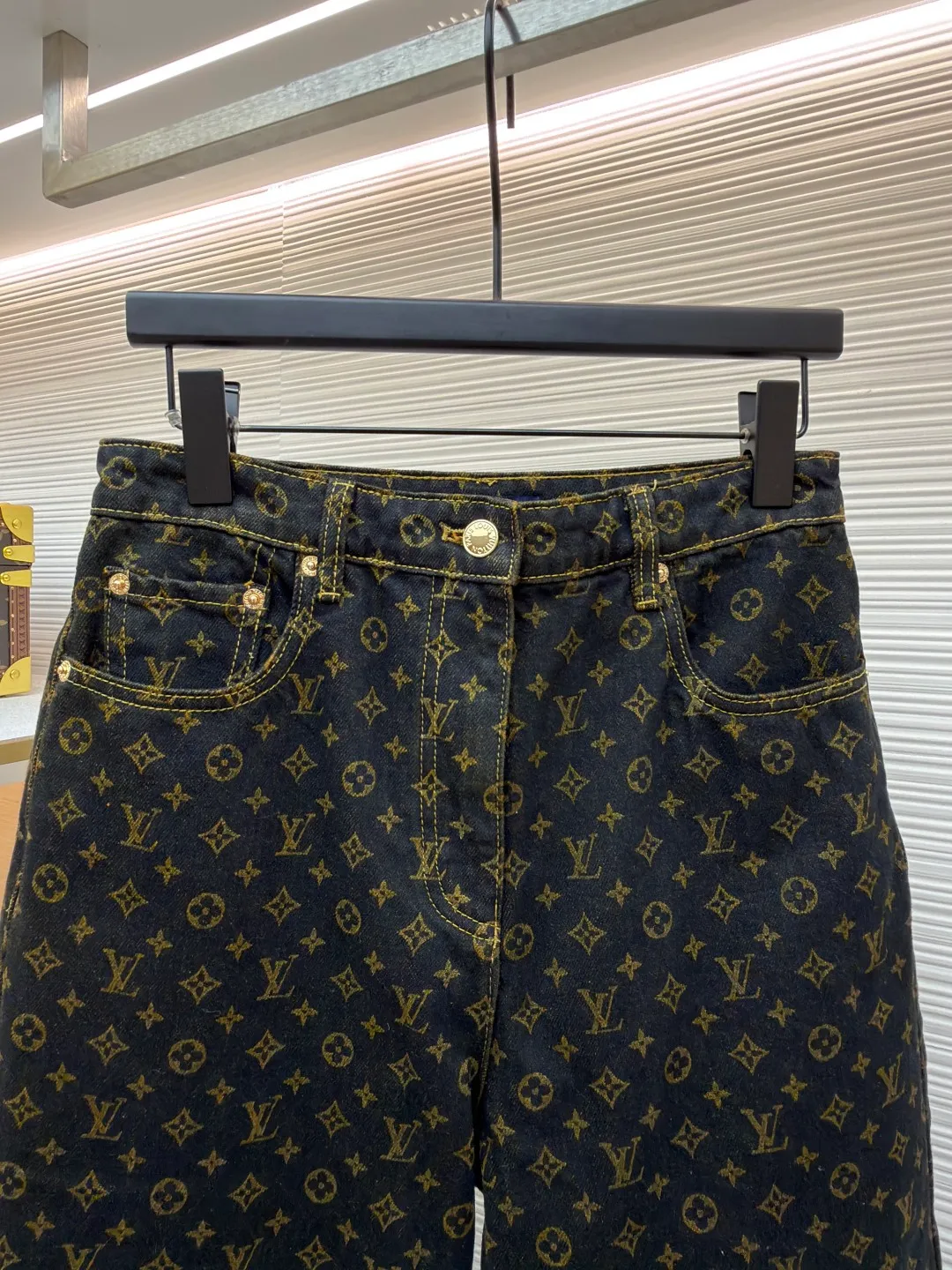 LOUIS VUITTON full letter printed jeans [Women's clothing] ●Original version: purchased and developed by 16199 ●Item number: 1681900-B10 ●Fabric: denim fabric ●Technology: printing production ●Color: brown ●Version: loose fit ●Weight: about 825 grams ●Size: 34-36-38 ●Description: This LV 25 new black full-print denim wide-leg pants are made of 100% high-pound pure cotton denim produced in Italy. After pre-shrinking, the full-print presbyopia pattern is fully aligned and spliced through CAD precise layout and laser cutting (the waist, ankles, and pockets are all aligned), and the fabric loss rate is controlled within 5%. During the production stage, double-needle chain stitching is used to reinforce the front pockets, and the crotch is cross-stitched with high-strength polyester thread backstitching. The trouser loops are fixed with a density of 8 stitches per inch; the hardware is made of black pearl-textured buttons and rivets, which are combined with the same-color stitching to form a low-key layer. In the post-process, retro washing process is used to create an aged effect, and flocking presbyopia process (velvet texture logo) is superimposed. The size tolerance during final inspection is ≤±0.5cm. The thread ends are finely processed with a hot air thread trimmer, and finally shaped with an environmentally friendly dry cleaning agent to ensure that the overall pattern is straight and delicate, the fabric is comfortable and soft, and the color is consistent without color difference. It can be matched with the same style to create a fashionable look and control various occasions. Customized accessories, complete with three standards, the same style for men and women!
